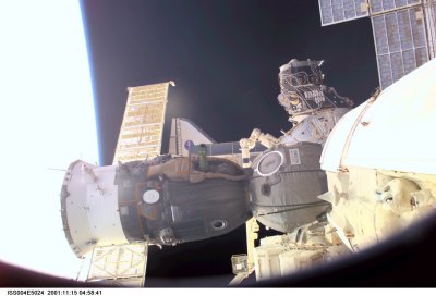 Soyuz agganciata alla ISS, Shuttle sullo sfondo