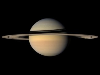 Saturno visto da Giapeto (sonda
          Cassini)
