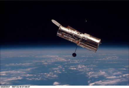 Immagine di Hubble nello spazio, sopra le nuvole, dopo la manutenzione del 1997